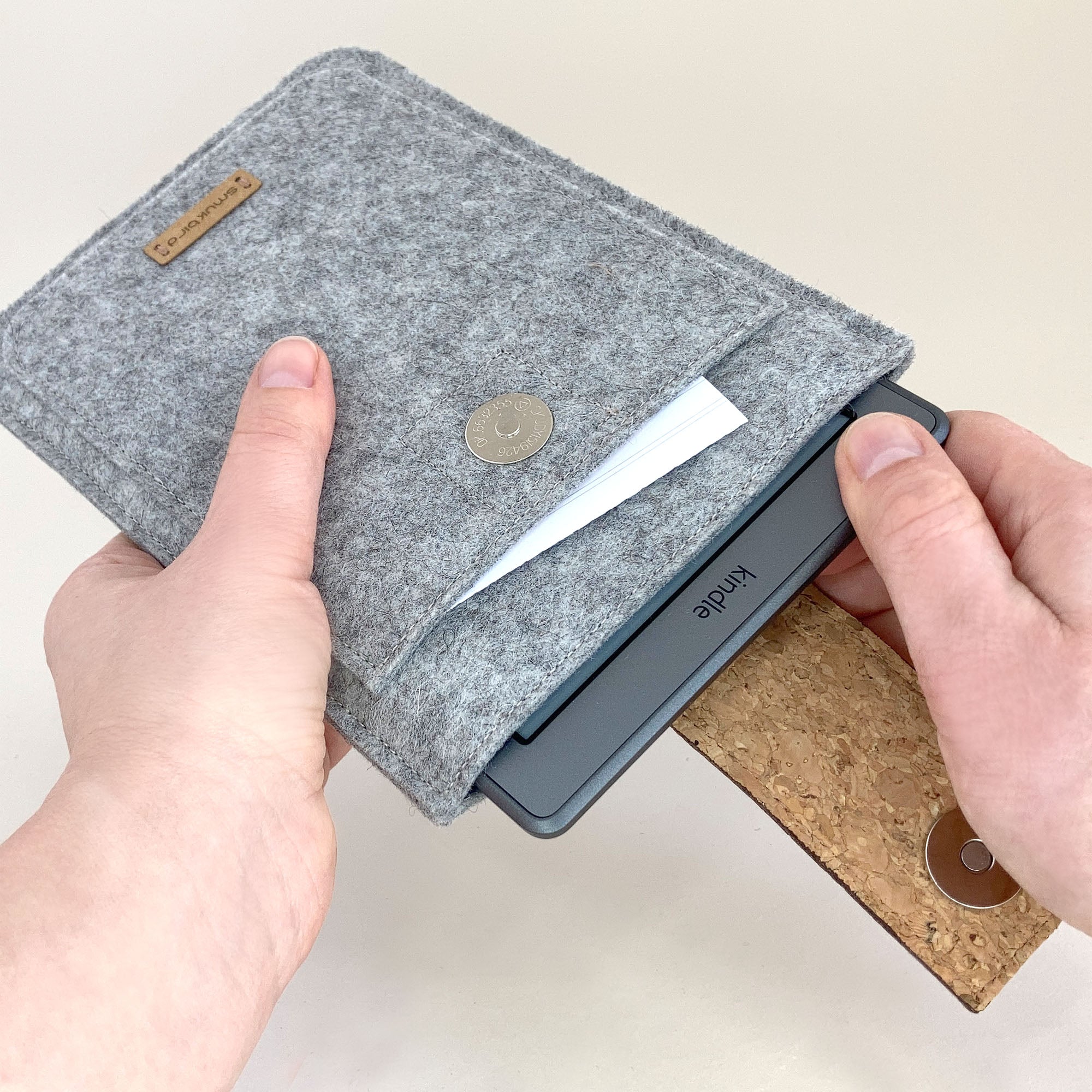 Hülle für reMarkable 2 | mit Magnetverschluss und extra Fach | hellgrau - Colorful | Modell "HAKA"