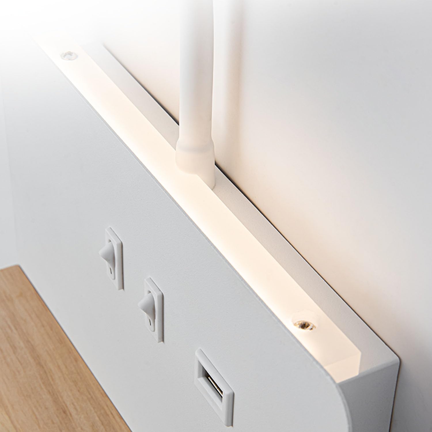 Weiß LED Innen Wandleuchte mit Stecker, Schlafzimmer Wandlampe mit USB-AnschlüSse und 10W Wireless Charger, Verstellbare und Flexible Schwanenhals Leselampe, 3000K Bettlampe mit Hintergrundbeleuchtung