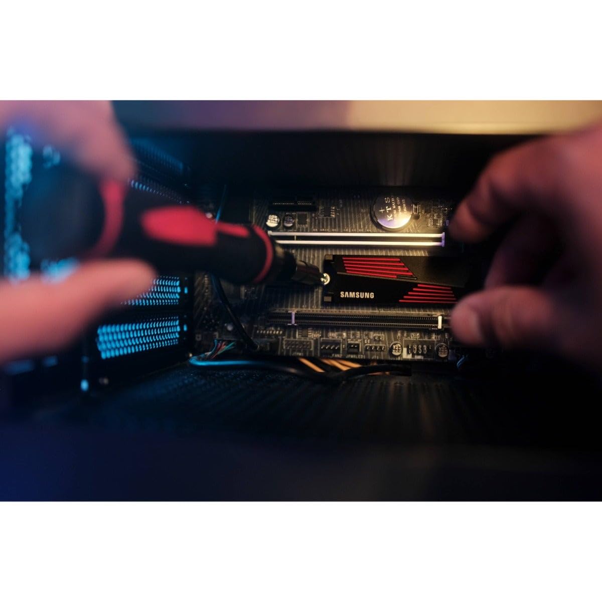 Samsung 990 PRO NVMe M.2 SSD, 2 TB, PCIe 4.0, 7.450 MB/s Lesen, 6.900 MB/s Schreiben, Interne SSD, Interne SSD für Gaming und Videobearbeitung, Schwarz, MZ-V9P2T0BW