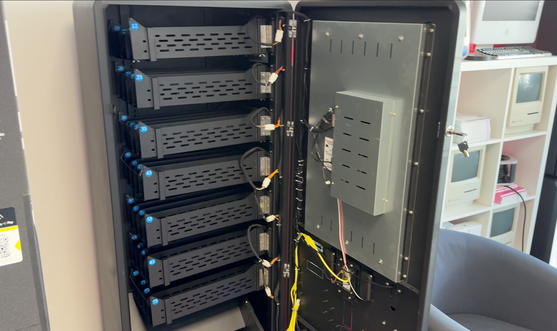 Indoor Vape- / Zigaretten- Automat für Handel und Gastronomie